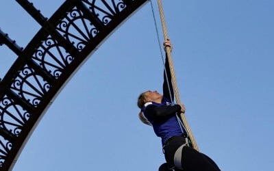 암환자 어머니 위해 밧줄로 에펠탑 100ｍ 오른 프랑스 여성