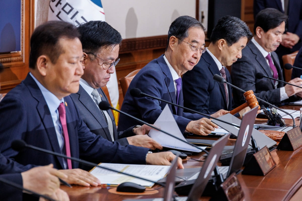 한덕수 국무총리를 비롯한 국무위원들이 11일 오전 서울 종로구 정부서울청사에서 열린 국무회의에 참석해 의사봉을 두드려 개회를 알리고 있다. /사진=연합카지노 슬롯머신 규칙