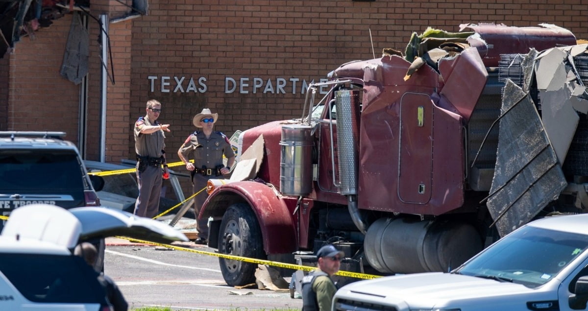 지난 12일(현지시간) 텍사스 공공안전부 건물에 대형 트럭이 돌진해 벽 일부가 파손된 모습. / 사진=AP