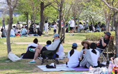 "벌써 한낮은 여름이네"…기온 오르자 '불티나게' 팔렸다