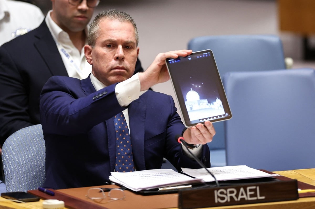 14일(현지시간) 길라드 에르단 주 유엔(UN) 이스라엘 대사가 안전보장이사회에서 이란의 미사일과 드론 공격 모습을 내보이고 있다. 사진=AFP