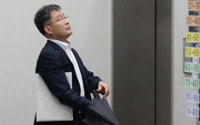 검찰, '김만배와 돈거래' 前 언론사 간부 3명 압수수색