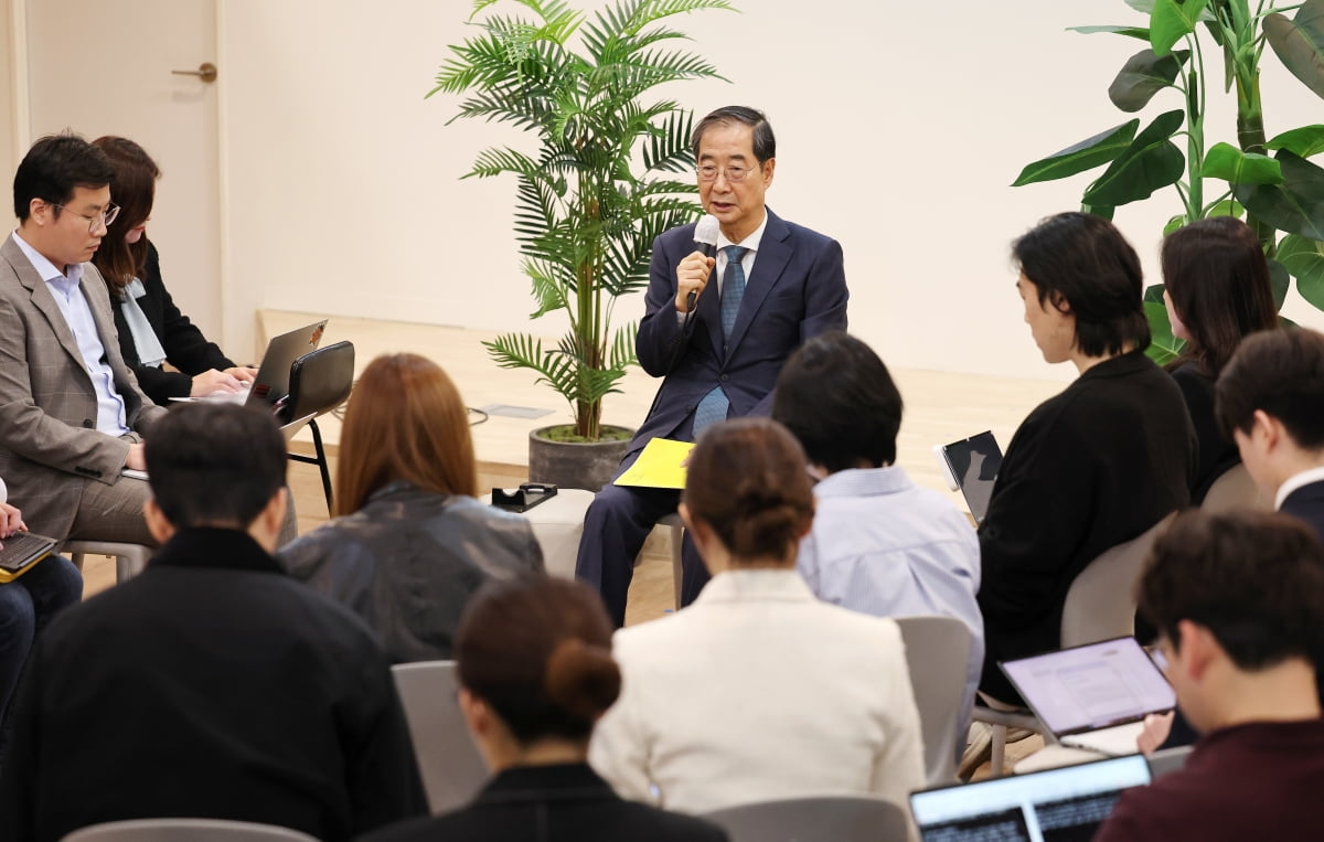 한덕수 국무총리가 17일 오후 정부서울청사에서 열린 출입기자단과의 간담회에서 발언하고 있다. /사진=연합뉴스