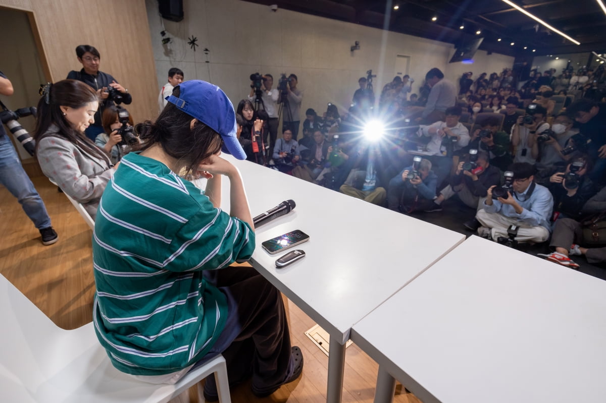 민희진 어도어 대표가 25일 오후 서울 서초구 한국컨퍼런스센터에서 열린 입장 발표 기자회견에 참석해 있다. 사진=연합뉴스