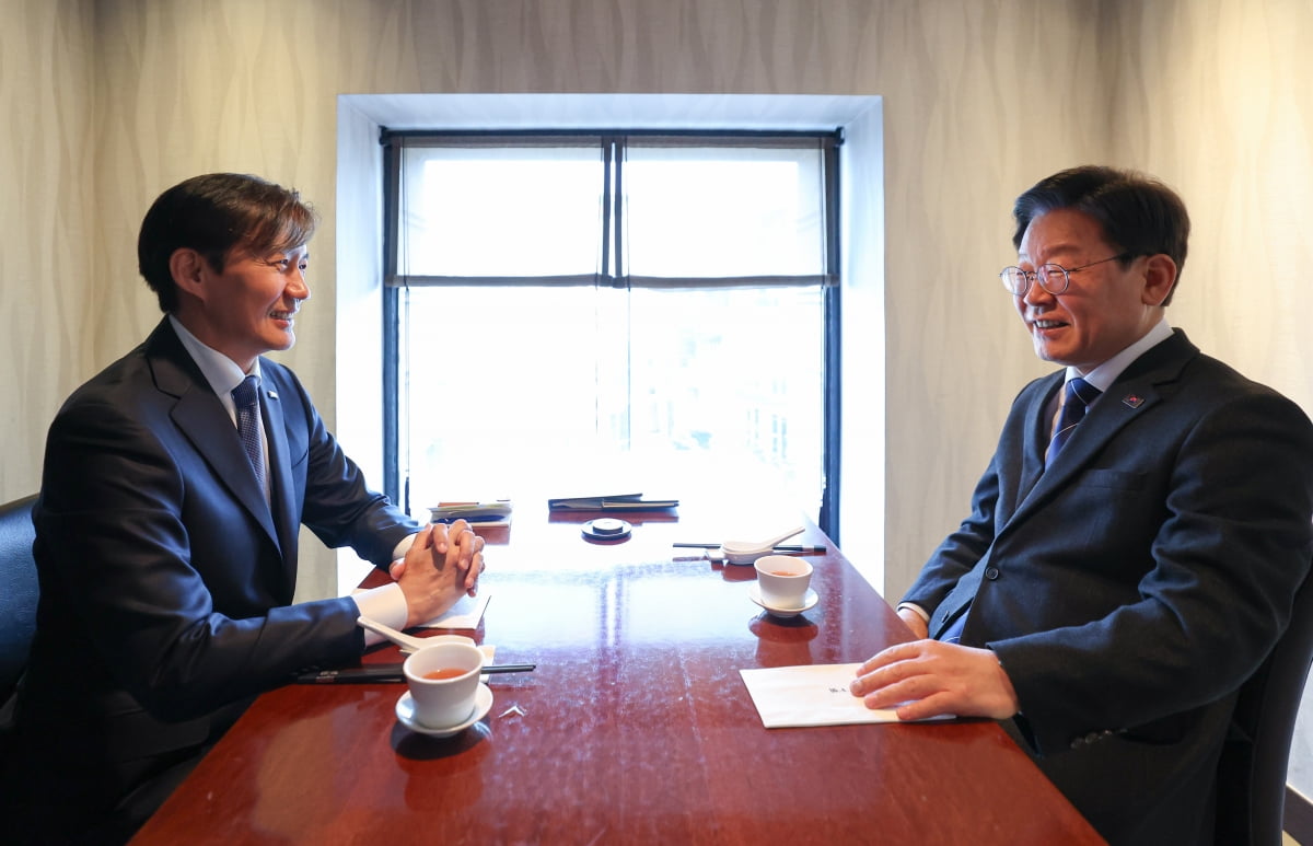 이재명 더불어민주당 대표와 조국 조국혁신당 대표가 지난 25일 서울 모처에서 만찬 회동을 하고 있다./ 사진=연합뉴스