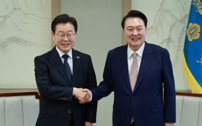 [속보] 尹·이재명, 대통령실서 회담 시작