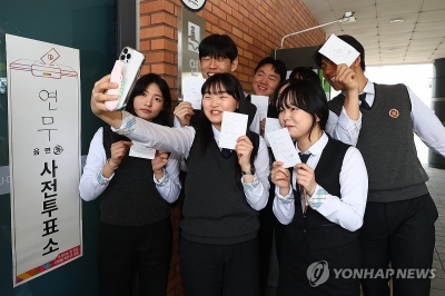"교복 입고 투표소로"…두번째 총선 앞둔 고3 유권자들
