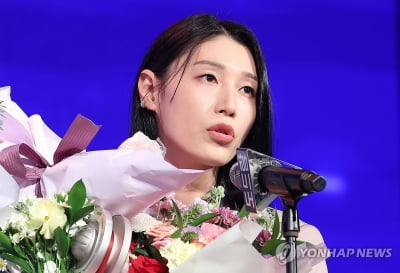 은퇴 미룬 '배구 제왕' 김연경 "내년 우승 도전…7번째 MVP도"(종합)