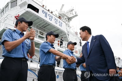 꽃게철 단속함정 탄 尹 "前정부, 中관계 신경쓰느라 어민 피해"(종합)