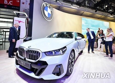폭스바겐, 가격인하로 中판매 호조…BMW, 전기차 부진 속 약진