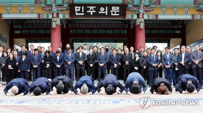 광주 국회의원 당선인들, 5·18묘지 참배…"당 변화·혁신 앞장"