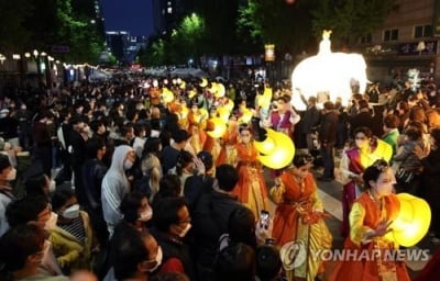 분홍색 꽃비 맞으며 연등 보러 갈까…봄밤에 즐기는 연등회