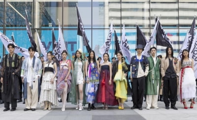 한국관광공사, 청계천 일대서 한복 패션쇼 개최