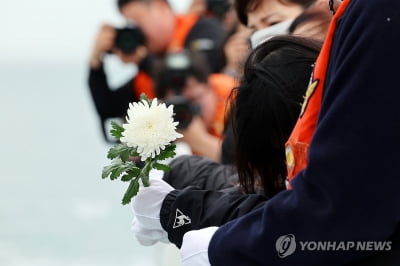 [르포] "10번 넘게 가슴 무너져" 세월호 삼킨 바다서 유족 또 오열