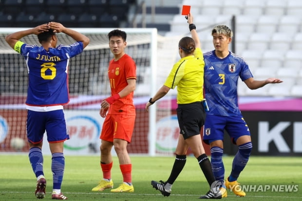 한일전 앞둔 황선홍호 '호재'…일본 주전 센터백 레드카드 결장