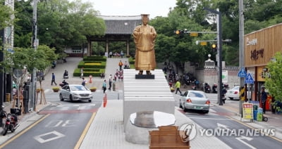 역사왜곡 논란 '순종 황제 어가길 조형물' 내주 철거