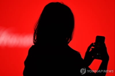 英 아동·청소년 스마트폰 심각…16세 미만 판매금지도 검토