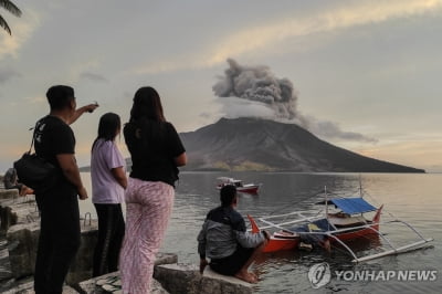 '최고수준' 경보 인니 루앙화산 분화 계속…공항 한때 폐쇄