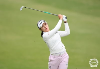 박현경·정윤지, 비바람 속에서 선두권…KLPGA 시즌 첫 승 기회