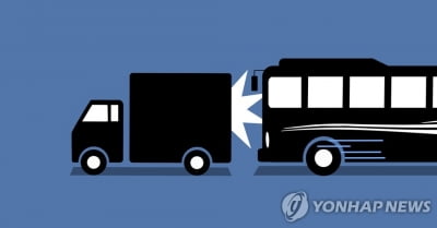 창원서 화물차-시외버스 충돌…4명 중·경상