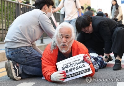 박경석 전장연 대표, 투표소 인근서 '투표촉구' 발언했다가 입건