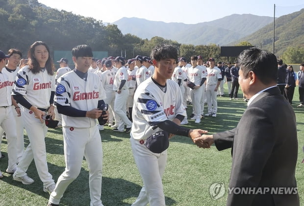 부활 절실한 프로야구 롯데 노진혁·한현희 'FA 콤비' 1군 복귀