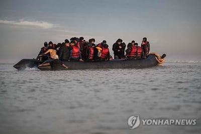 르완다 난민 송환법 英의회 통과 직후 영국해협서 5명 익사