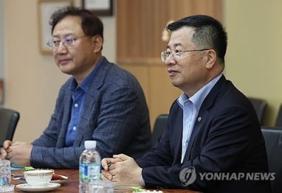 마트 찾은 산업차관…"제품가격 인상 최소화해달라"