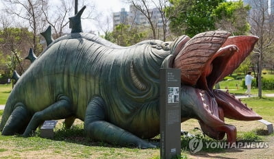 오세훈 "괴물 조형물, 한강변에선 치워야…영화박물관 등 이전"