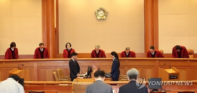 헌재 "지방의원 된 전역군인에 연금 지급 정지, 헌법 어긋나"