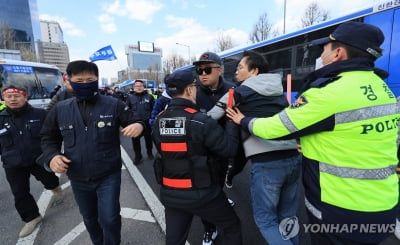 '집회신고 범위 넘어 행진' 금속노조 간부 2명 구속영장 기각