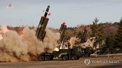북, 신형 방사포탄 시험사격…김정은 "생산계획 어김없이 수행"
