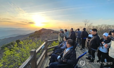 휠체어 타고 지리산 노고단 만끽…장애인 체험행사 운영