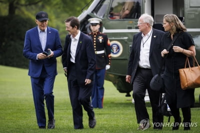 "혼자 걸으면 더 늙어보여"…바이든, 헬기 탈 때 참모들과 이동