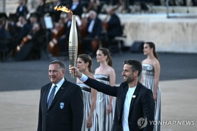 파리올림픽 성화 아테네서 인수…5월 8일 마르세유 도착