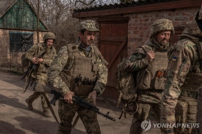 우크라 동부전선 위기…총사령관 "최소 3곳서 후퇴"