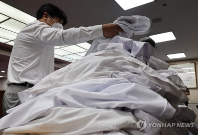 수북이 쌓인 의사 가운…원광대병원 교수들 단체 사직서 제출(종합)