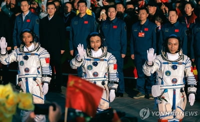中우주선 '선저우 17호' 승무원 3명, 6개월만에 지구 귀환