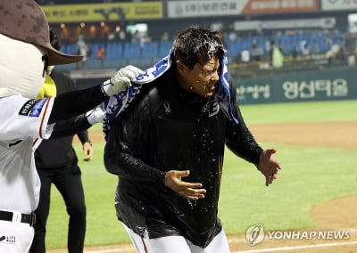 100승 물벼락 축하받은 류현진 "이런 축하 처음…기분 최고"