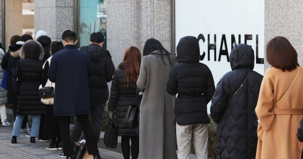 서울 시내의 한 백화점 명품관 샤넬 매장에서 시민들이 입장을 기다리고 있다.  /사진=뉴스1