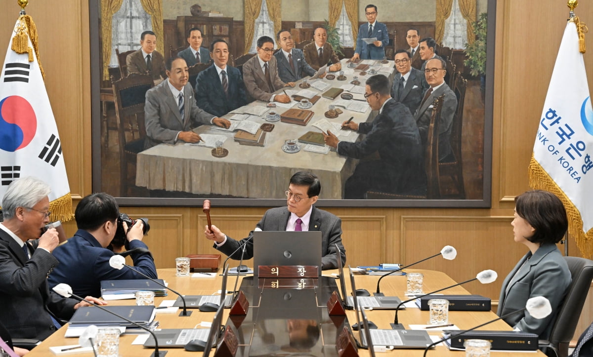 이창용 한국은행 총재가 22일 오전 서울 중구 한국은행에서 열린 금융통화위원회에서 의사봉을 두드리고 있다.. / 사진=뉴스1