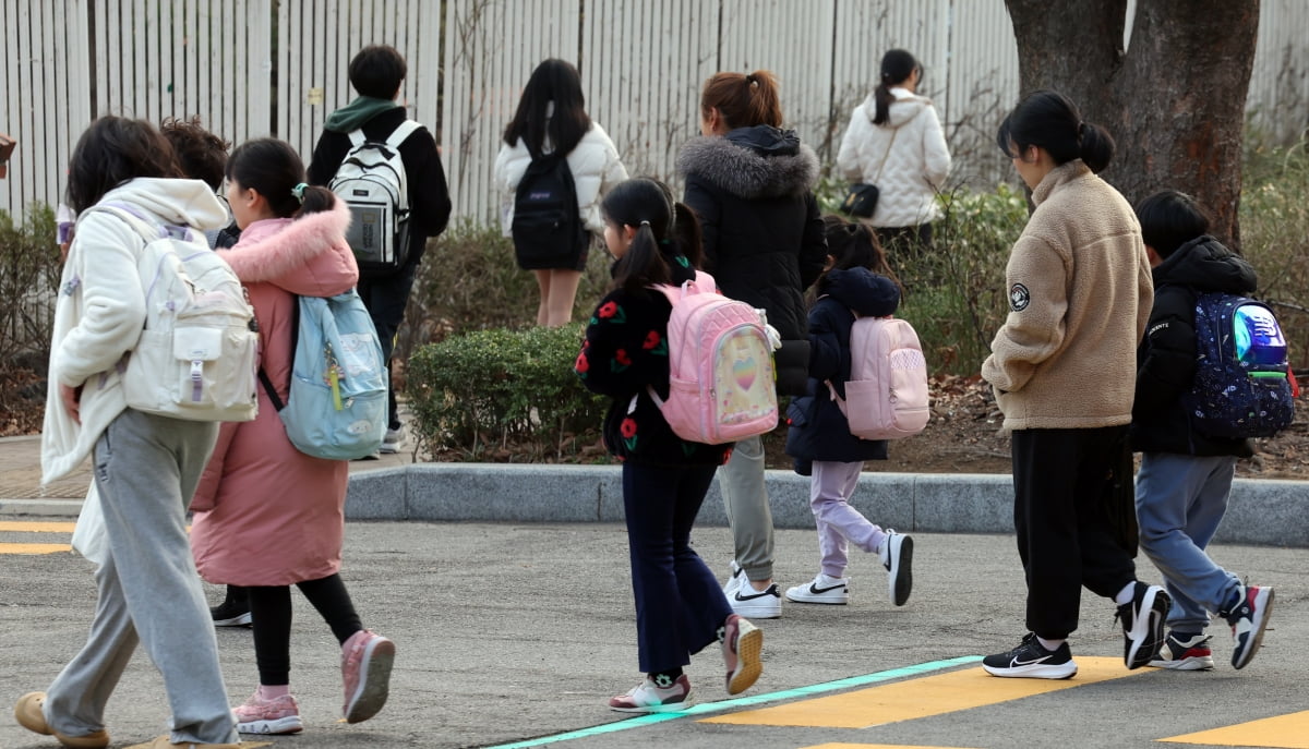 서울 한 초등학교에서 학부모들이 아이들을 등교시키고 있다. 사진=뉴스1