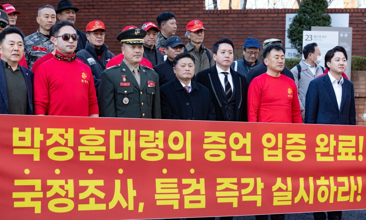 해병대 채모 상병 순직사건 수사 이첩 관련 항명 및 상관명예훼손 혐의로 기소된 박정훈 전 해병대 수사단장(대령)이 지난달 21일 오전 서울 용산구 중앙지역군사법원에서 열린 3차 공판 출석에 앞서 이준석 개혁신당 대표와 면담을 마친 후 기자회견장으로 이동하고 있다. 사진=뉴스1