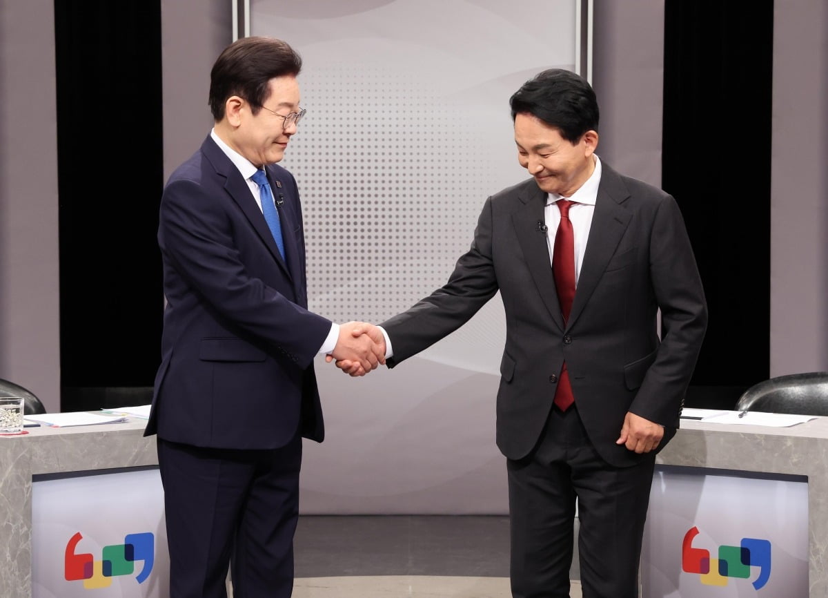 인천 계양을 후보인 더불어민주당 이재명, 국민의힘 원희룡 후보가 1일 오후 경기 부천시 OBS 경인카지노 슬롯머신에서 진행된 제22대 국회의원선거 인천 계양을 후보자 토론회에 앞서 악수를 하고 있다. 사진=뉴스1