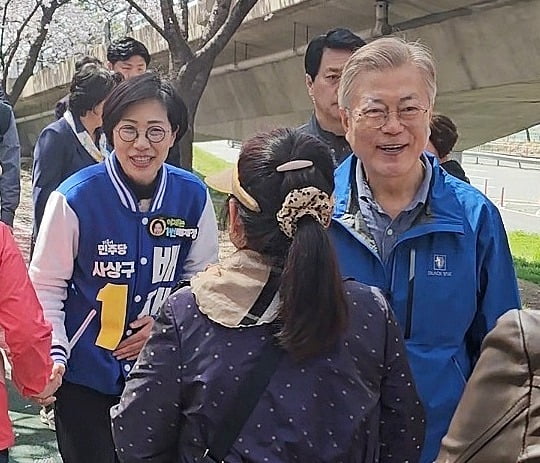 문재인 전 대통령이 1일 부산 사상구 낙동제방벚꽃길에서 제22대 국회의원 선거 부산 사상구에 출마한 배재정 더불어민주당 후보와 함께 시민들에게 인사하고 있다. (독자 제공) 사진=뉴스1