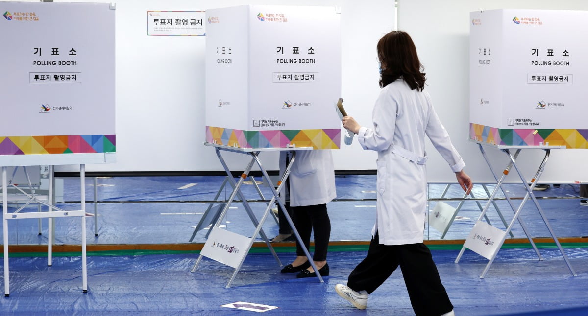제22대 국회의원선거 사전투표일 첫날인 5일 서울의 한 사전투표소를 찾은 의사와 의료진이 투표하고 있다. 뉴스1