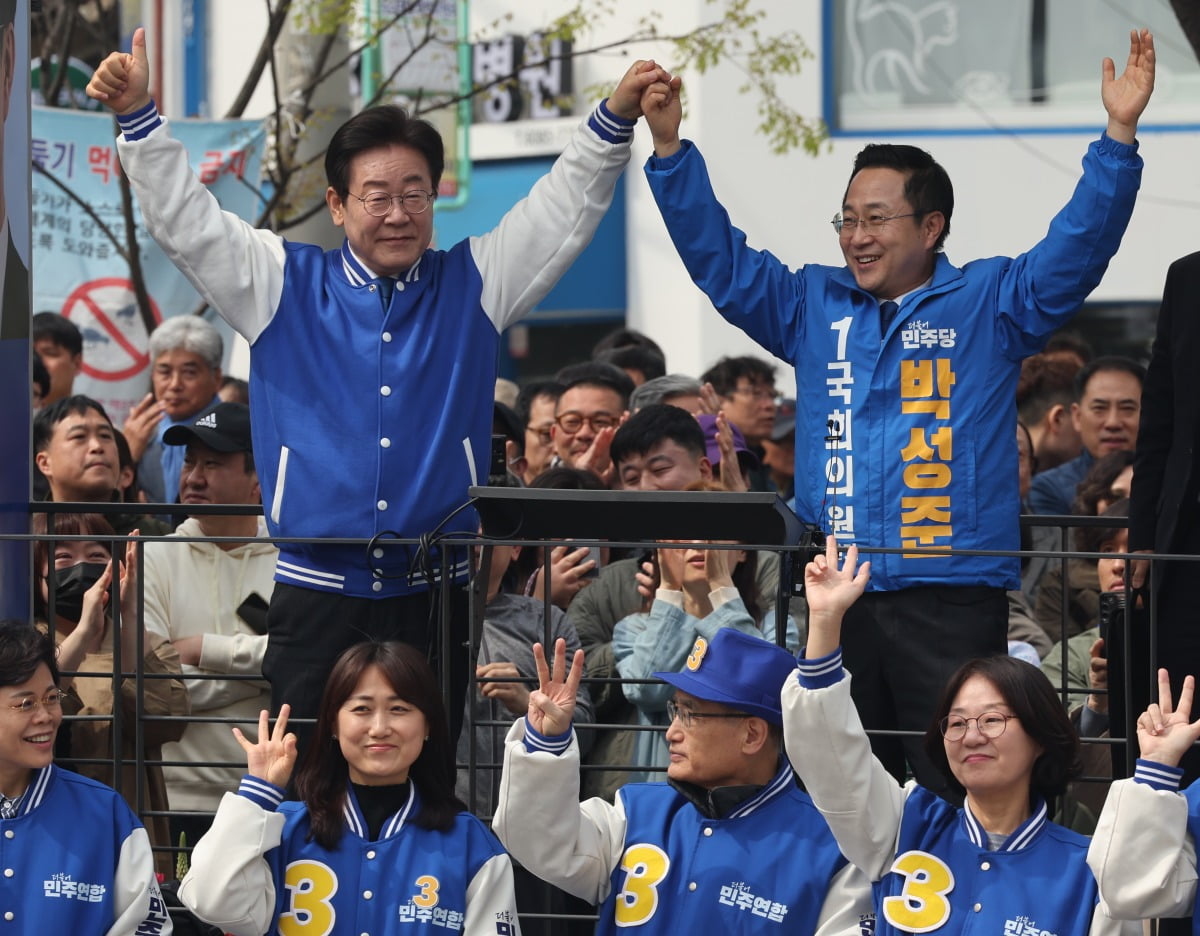 이재명 더불어민주당 대표가 6일 서울 성동구 금남시장 인근에서 박성준 중구성동구을 후보 지지유세를 하고 있다. 사진=뉴스1