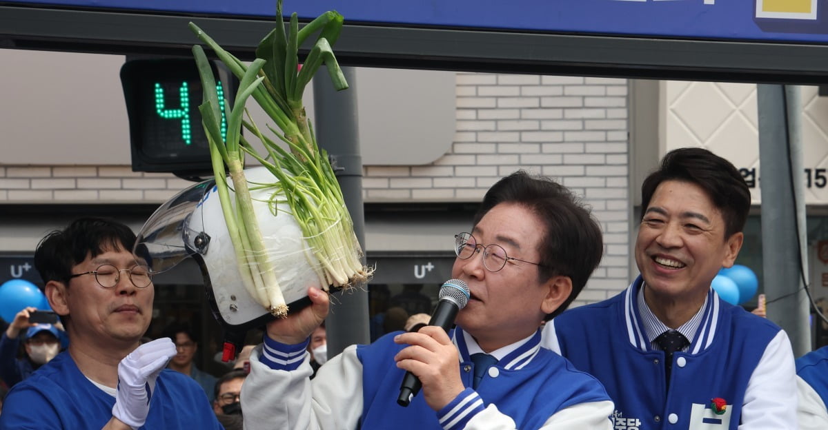 이재명 더불어민주당 대표가 6일 경기 용인 수지구 펑덕천사거리 일대에서 열린 부승찬 용인시병 후보 지지유세에서 대파 헬멧을 들고 있다. 뉴스1