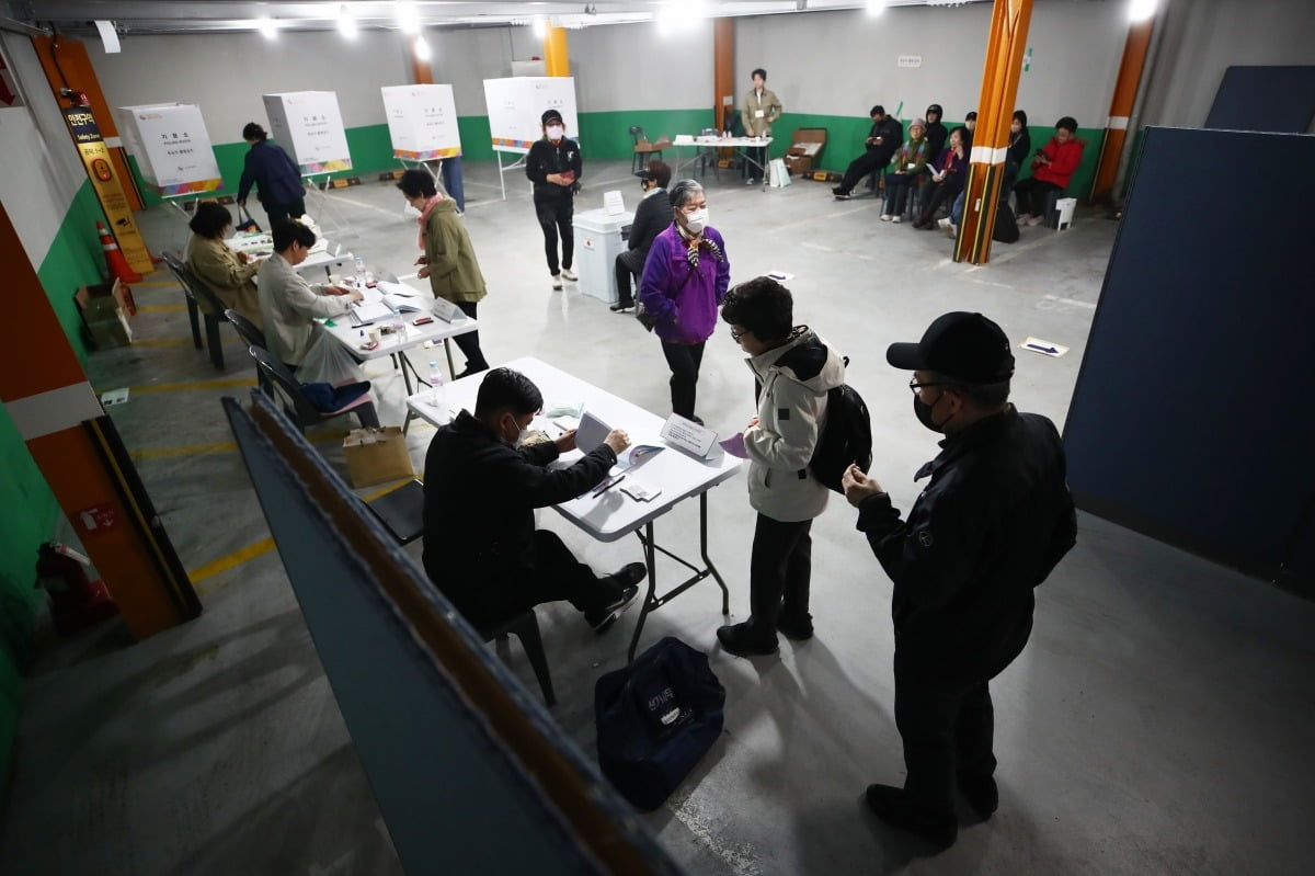 제22대 국회의원 선거일인 10일 오전 서울 마포구 공덕 1-2공영주차장에 마련된 공덕동 제4투표소를 찾은 유권자들이 소중한 한 표를 행사하고 있다. 사진=뉴스1