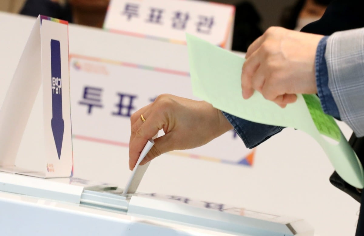 제22대 국회의원선거 투표일인 10일 대전 서구 도마1동에 마련된 투표소에서 유권자들이 한 표를 행사하고 있다. 사진=뉴스1